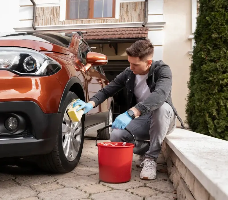 Lavage auto à domicile Saint-Samson-sur-Rance : professionnel intervenant sur un véhicule